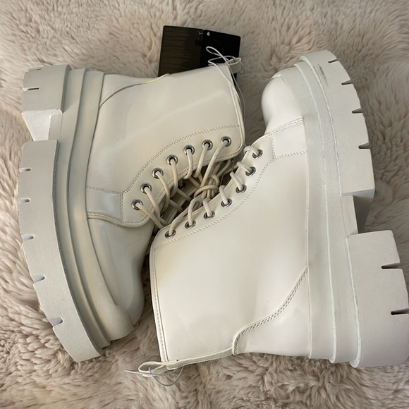 Chunky white patent lace up boots 7.5 - Picture 2 of 4